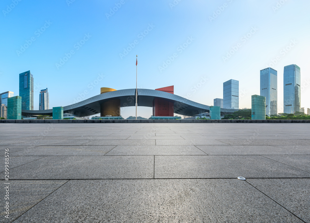 中国深圳空荡荡的广场层和现代化的城市天际线