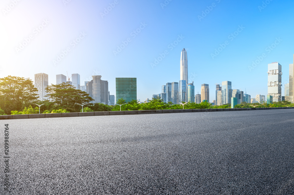 中国深圳空旷的柏油路和现代城市天际线全景