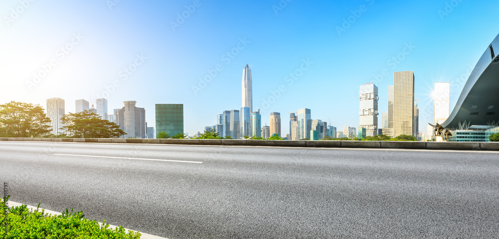 中国深圳空旷的柏油路和现代城市天际线全景