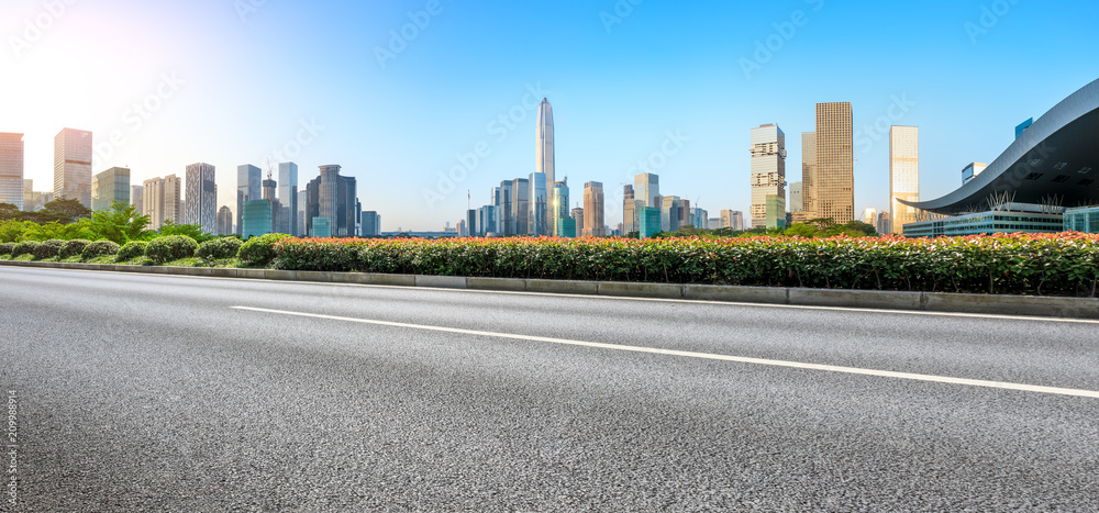 中国深圳空旷的柏油路和现代城市天际线全景