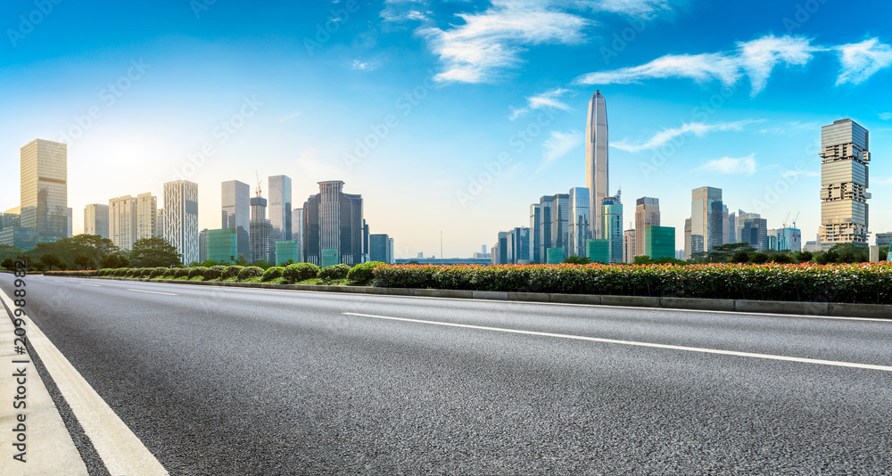 中国深圳空旷的柏油路和现代城市天际线全景