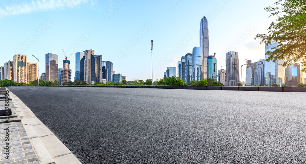 中国深圳空旷的柏油路和现代城市天际线全景