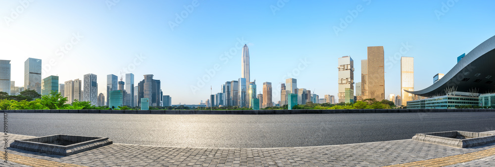 中国深圳空旷的柏油路和现代城市天际线全景