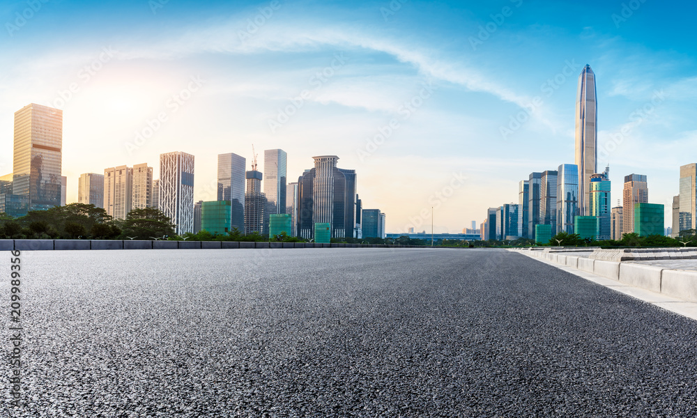 中国深圳空旷的柏油路和现代城市天际线全景