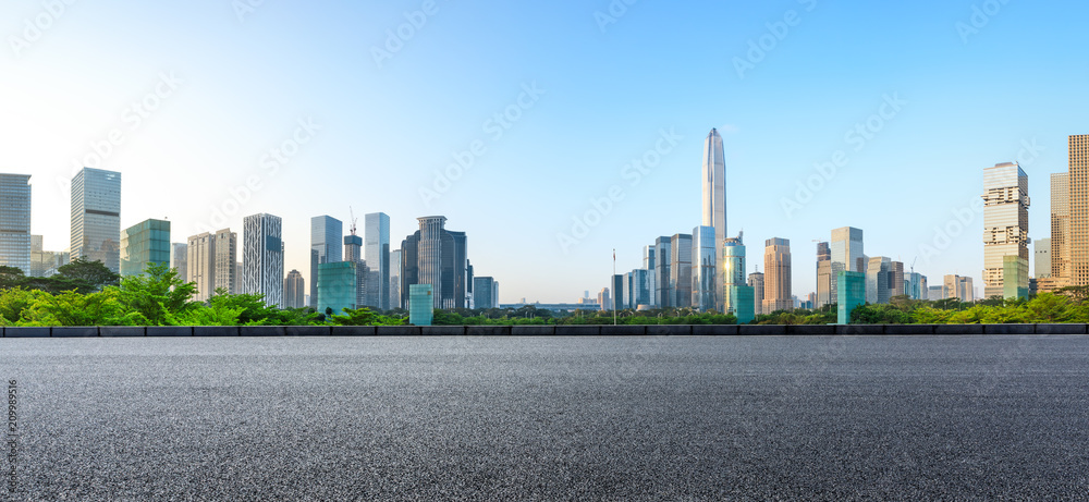 中国深圳空旷的柏油路和现代城市天际线全景