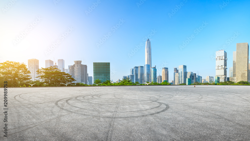 中国深圳沥青广场路与现代城市天际线全景