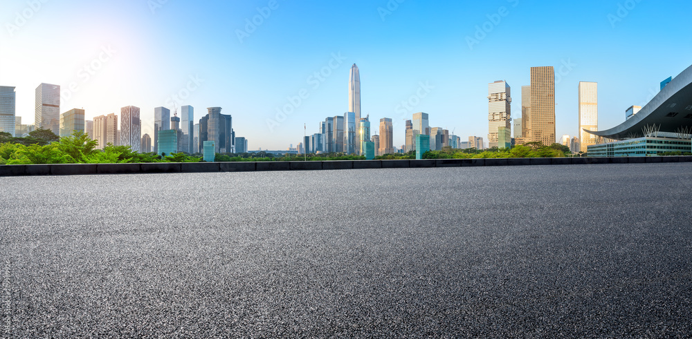 中国深圳沥青广场路与现代城市天际线全景