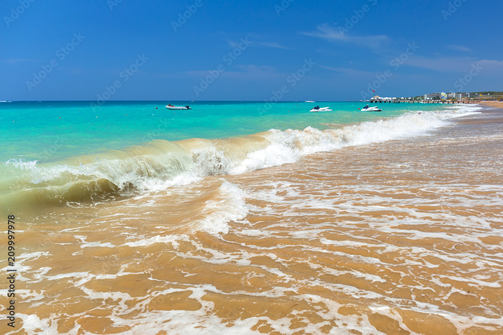 锡德附近土耳其里维埃拉海滩的蓝色泻湖