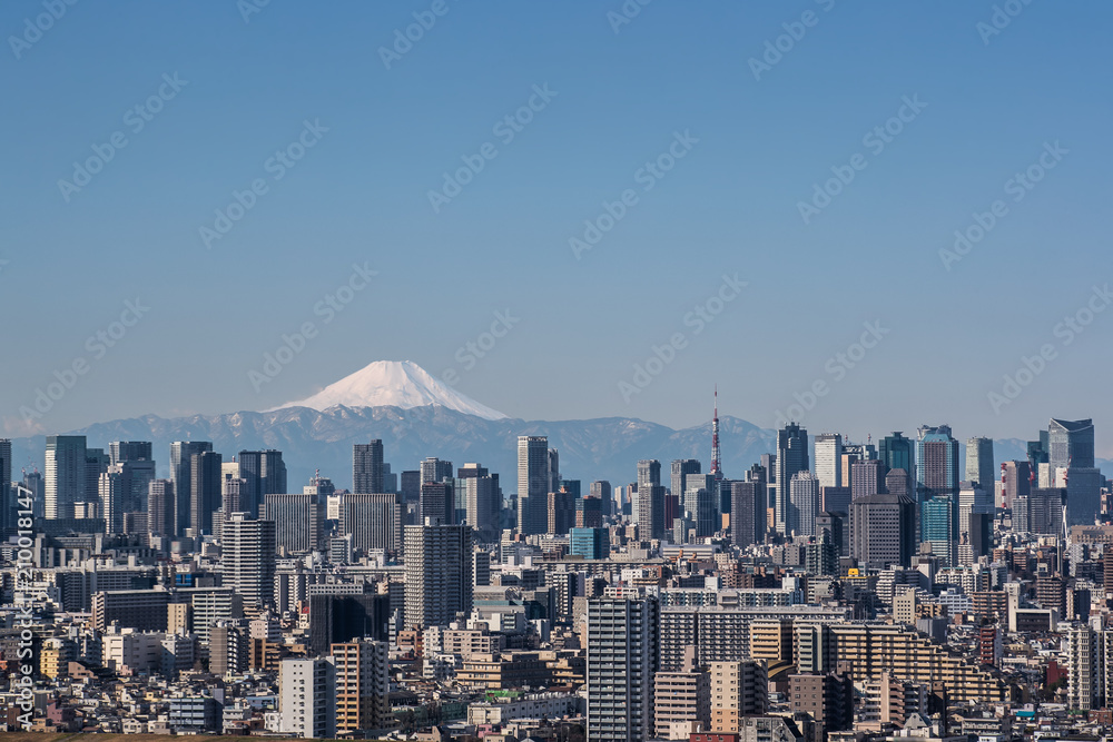 晴朗的日子里，东京城市景观、东京市中心建筑和东京塔地标与富士山