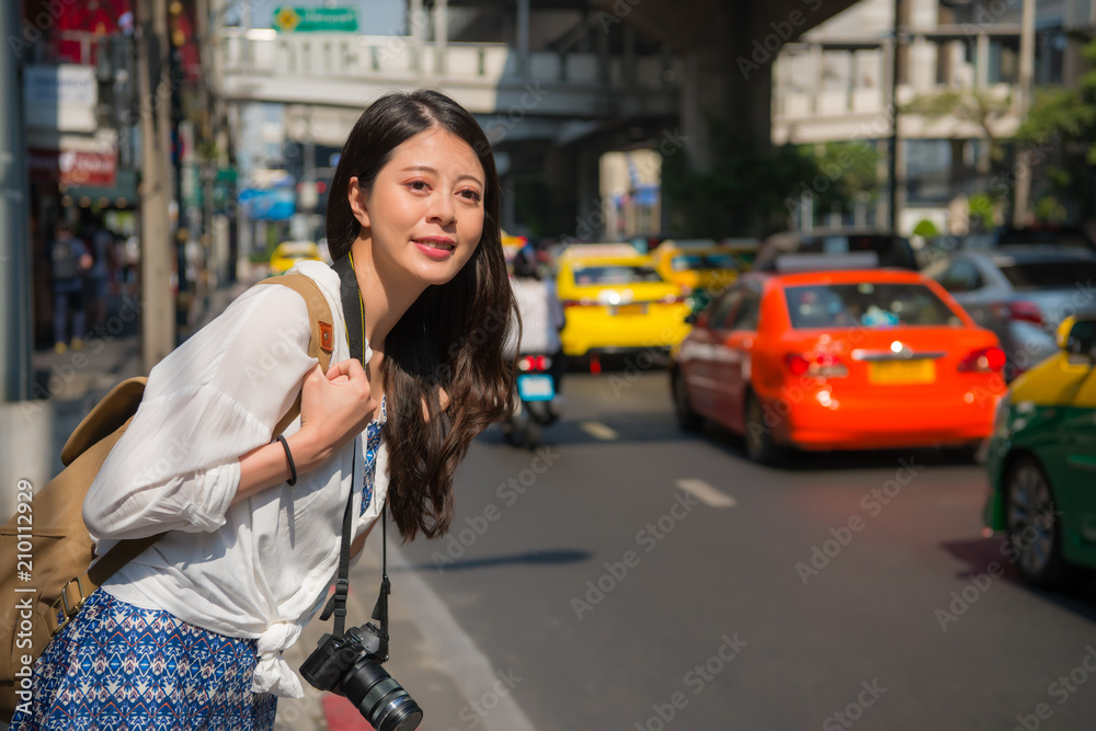 路上找出租车的女人