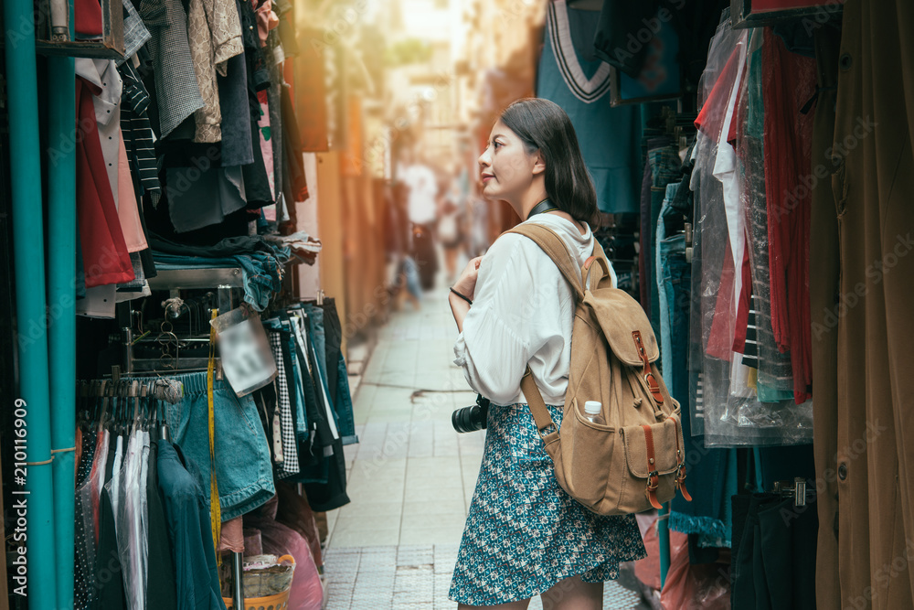 女游客在小巷购物