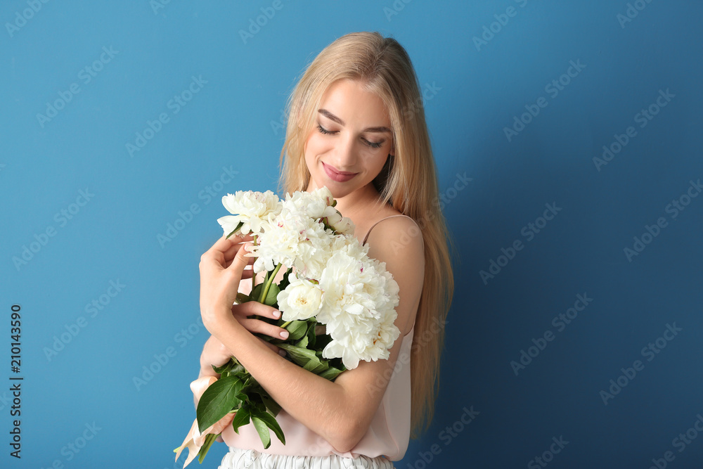 美丽的年轻女子，彩色背景上有美丽的花朵