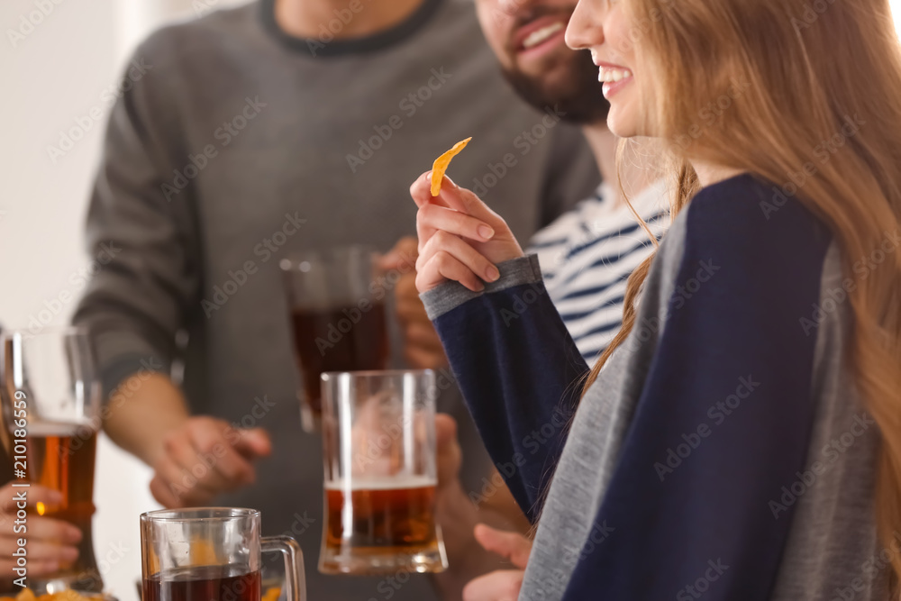 年轻女子和朋友在酒吧喝啤酒