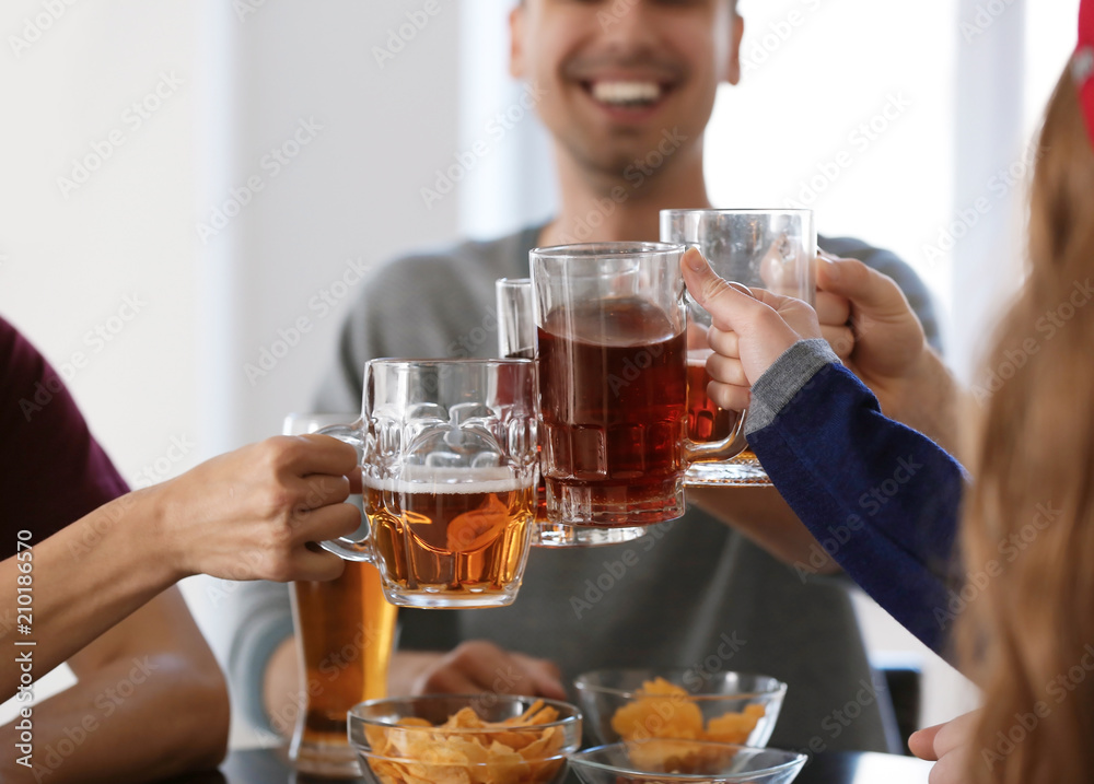 一群朋友在酒吧里用啤酒碰杯