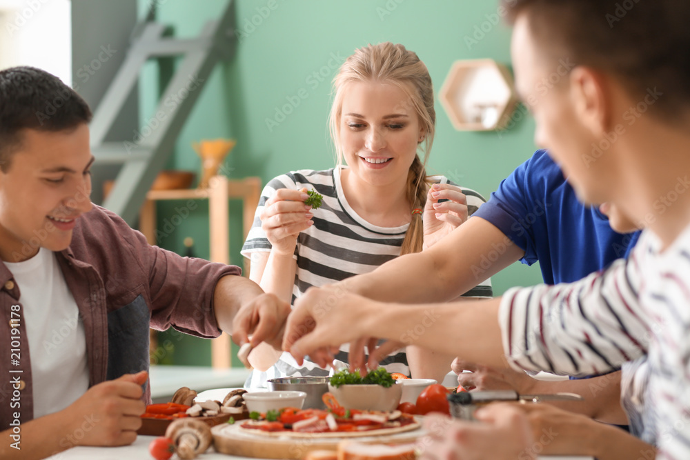 朋友在厨房一起做饭