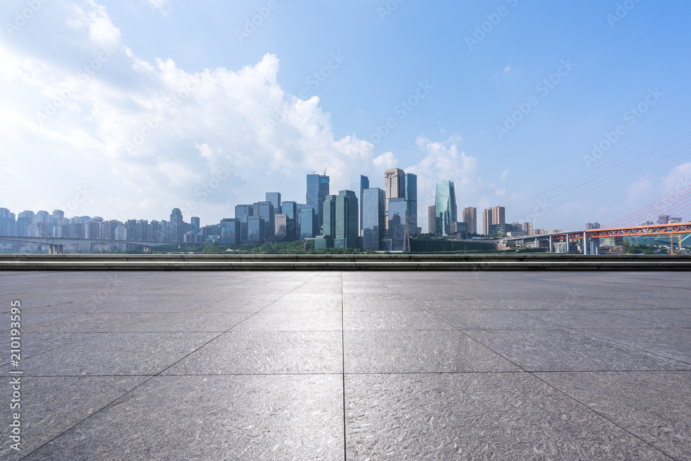 城市天际线尽收眼底的空旷广场