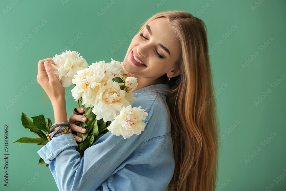 美丽的年轻女子，彩色背景上有美丽的花朵