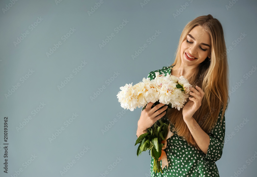 美丽的年轻女子，彩色背景上有美丽的花朵