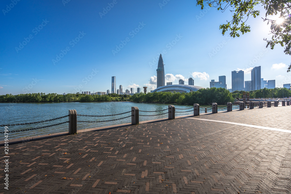 拥有城市天际线全景的空旷广场