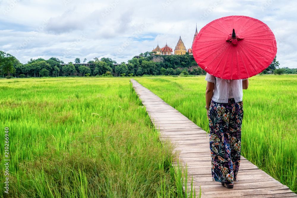 徒步旅行的女性旅行者亚洲稻田景观。