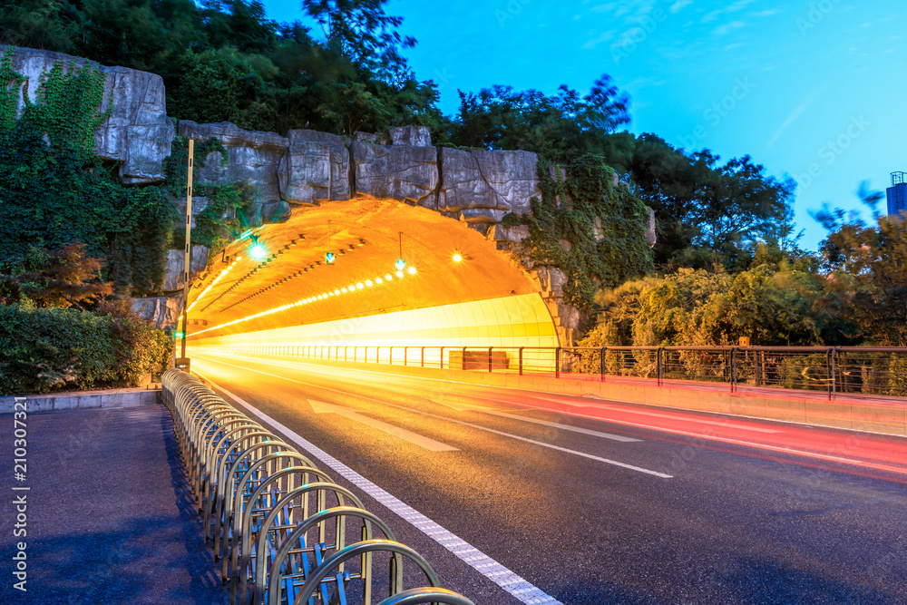 夜间公路隧道，交通理念