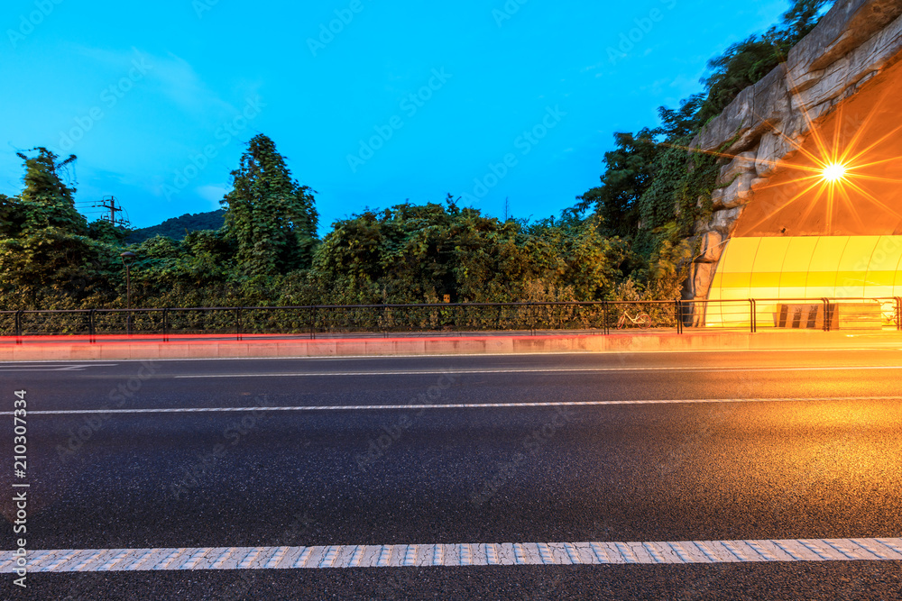 夜间公路隧道，交通理念