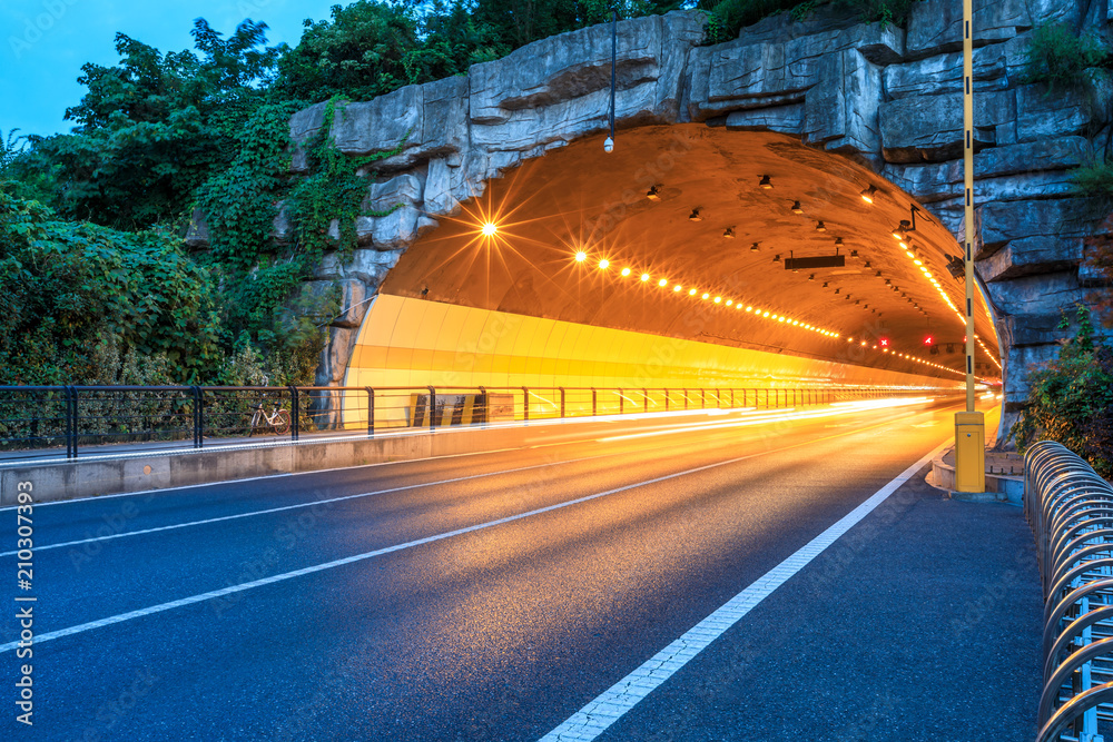 夜间公路隧道，交通理念