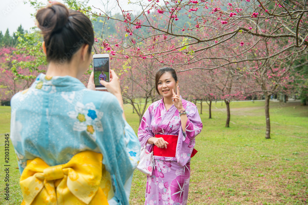 年轻女士互相帮助拍照