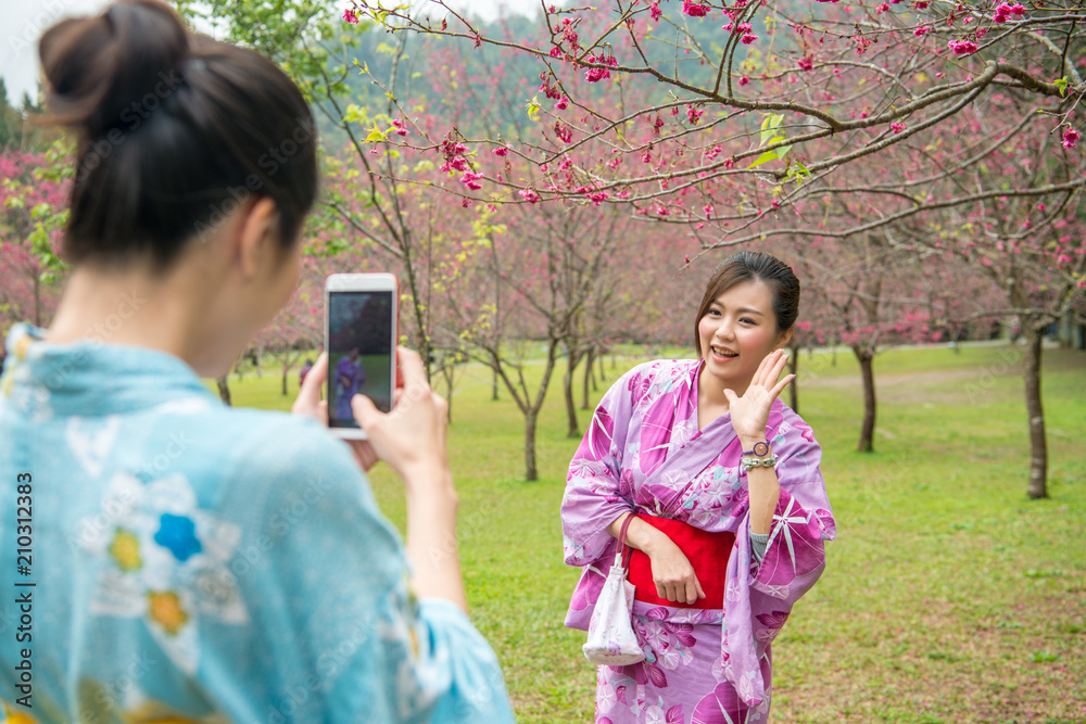 年轻女士互相帮助制作视频直播