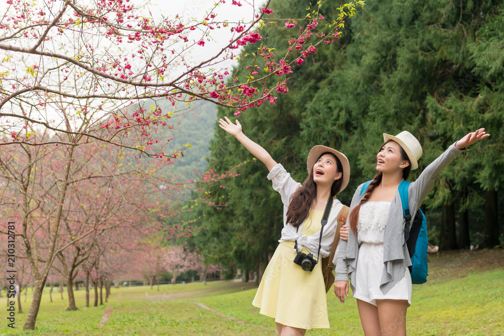 亚洲女性张开双臂