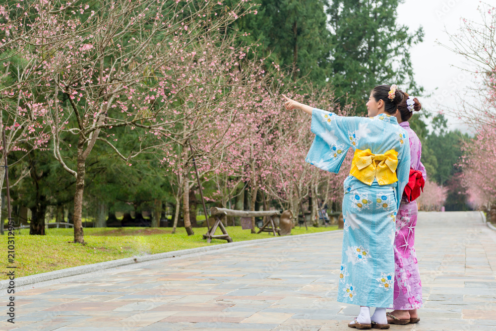 女性游客一起看樱花