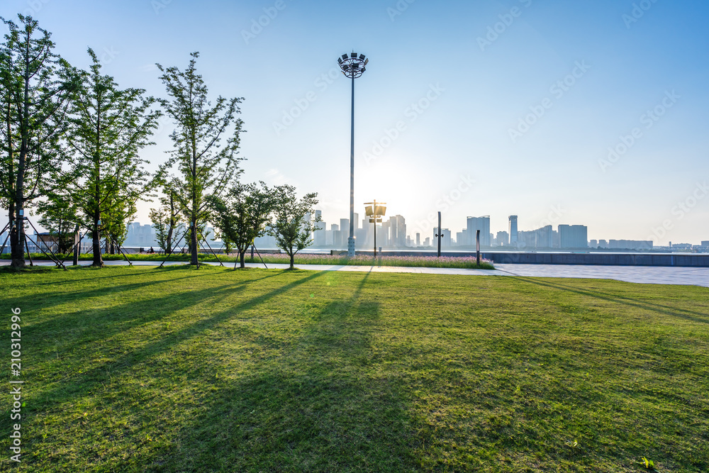 空广场的城市天际线