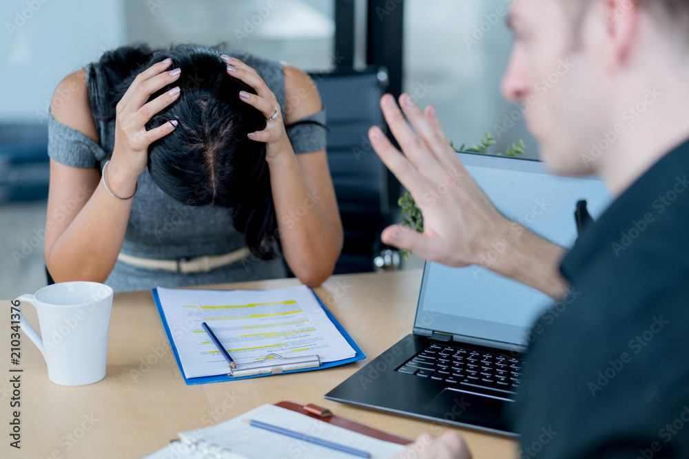 亚洲女性和白人在职老板的商务面试