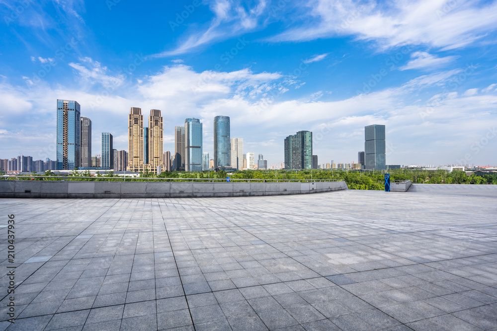 城市天际线全景，空荡荡的广场