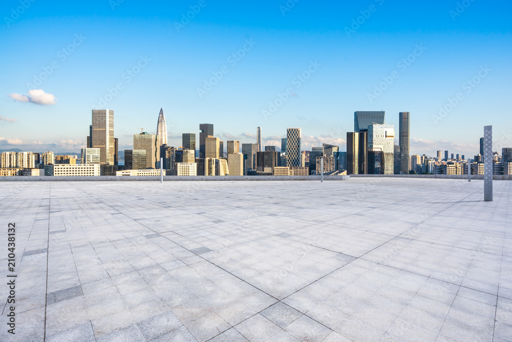 城市天际线全景，空荡荡的广场