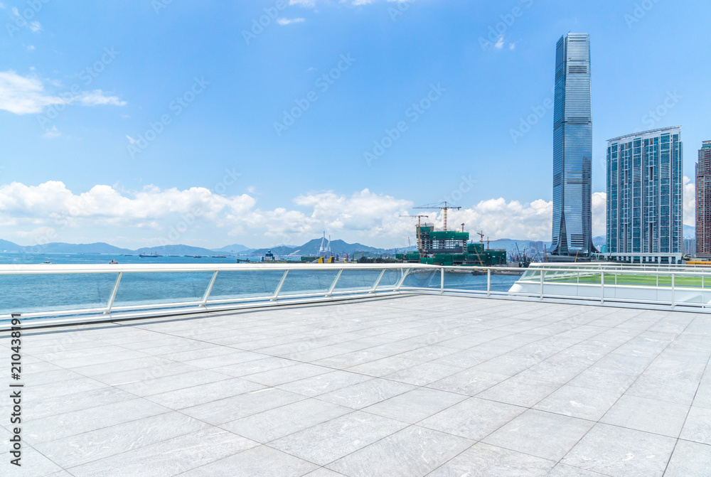 城市天际线全景，空荡荡的广场