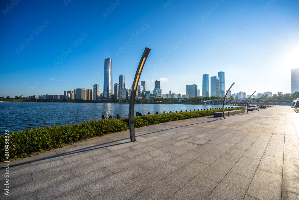 城市天际线全景，空荡荡的广场