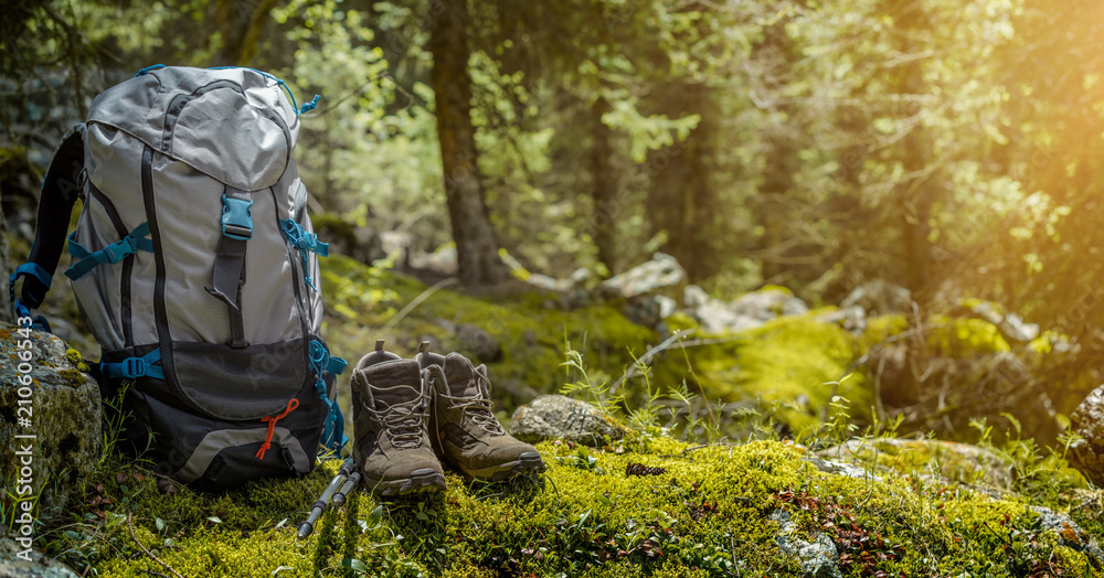 森林里的背包和登山靴