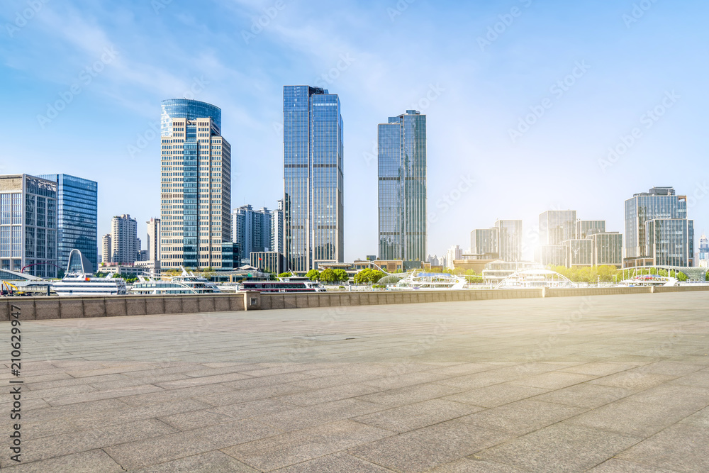 空旷的大理石地板和蓝天下的城市景观