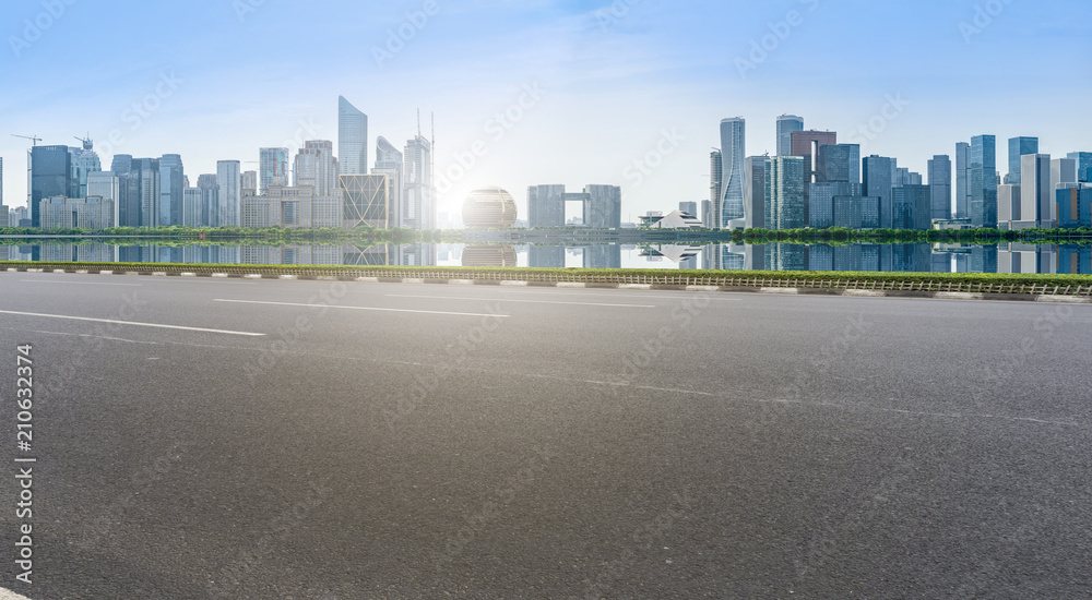 空旷的道路，城市全景