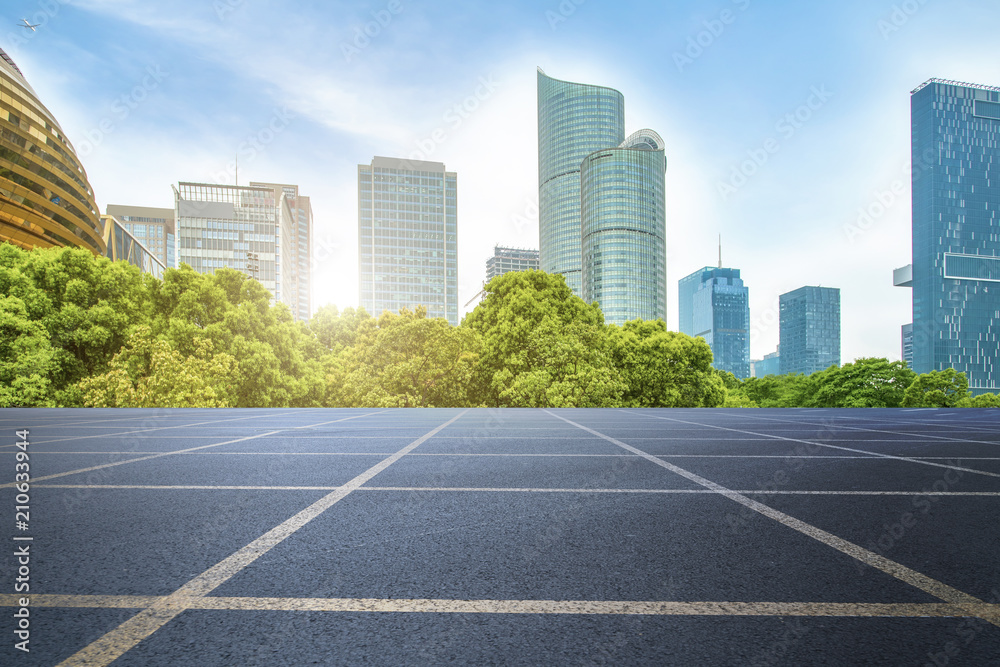 高速公路、沥青路面、城市建筑、商业建筑、办公楼的前景