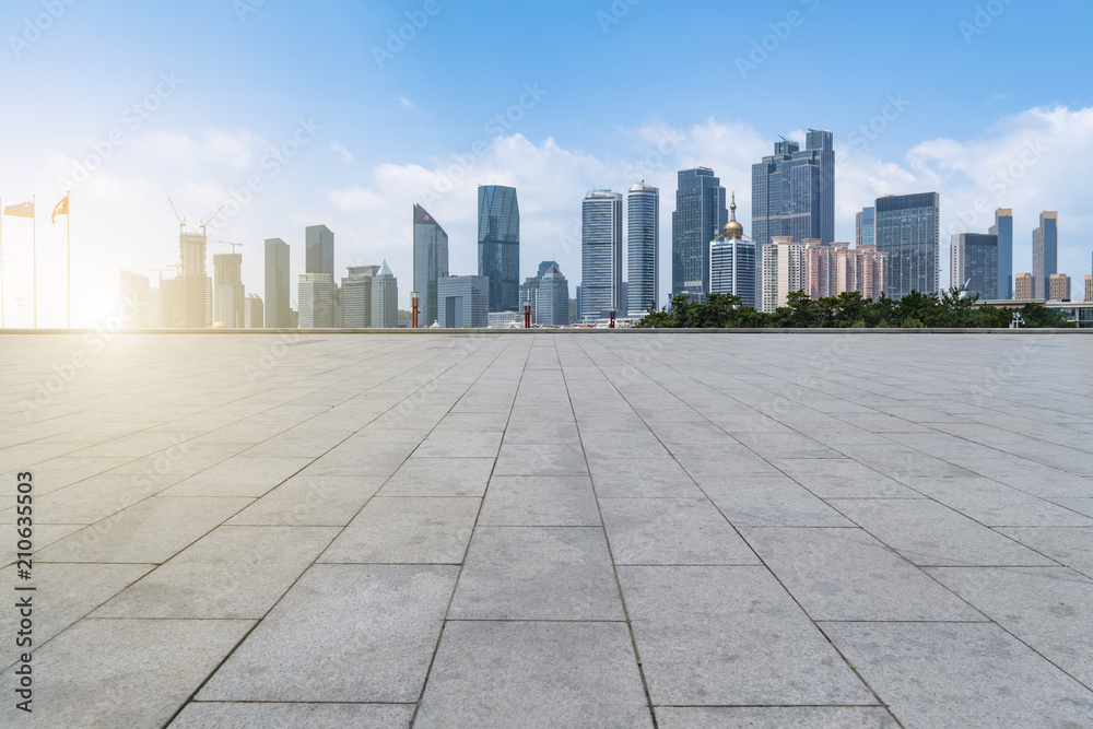 空大理石地板和蓝天下的城市景观