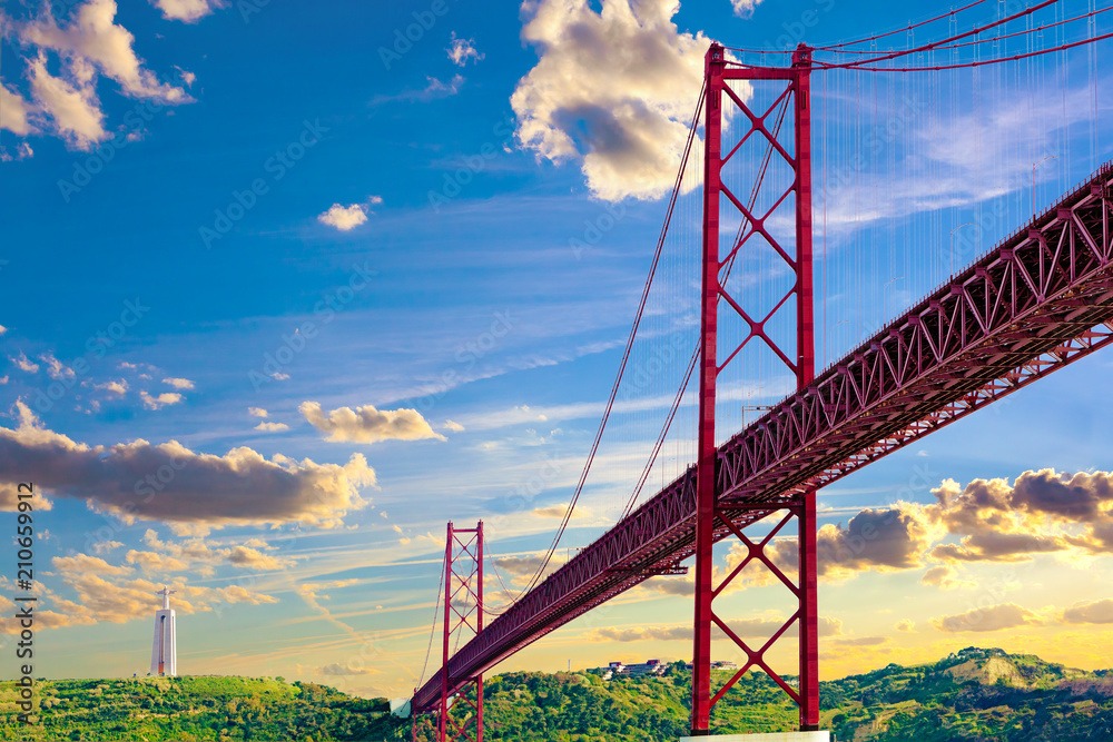 Fotografía panorámica de Puente de 25 de Abril sobre el rio Tajo en Lisboa,Portugal.