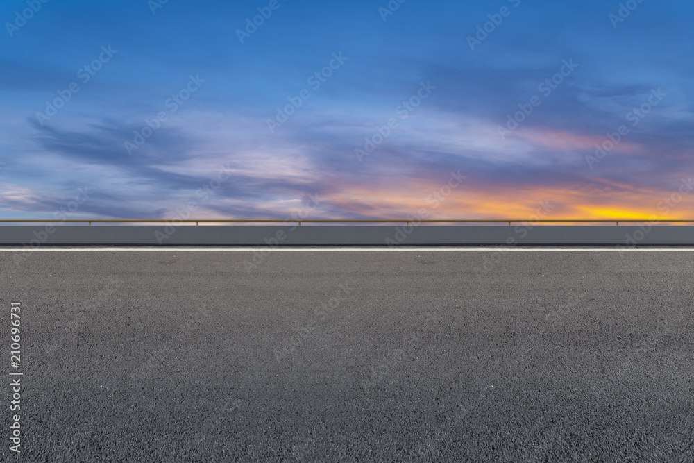 沥青路和天空云景观