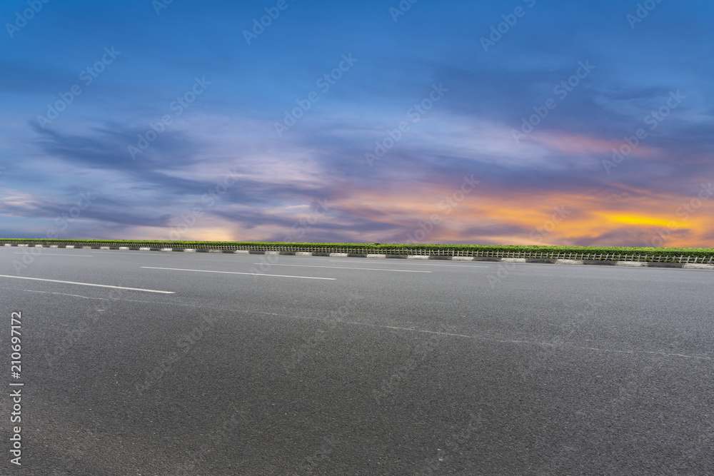 沥青路和天空云景观