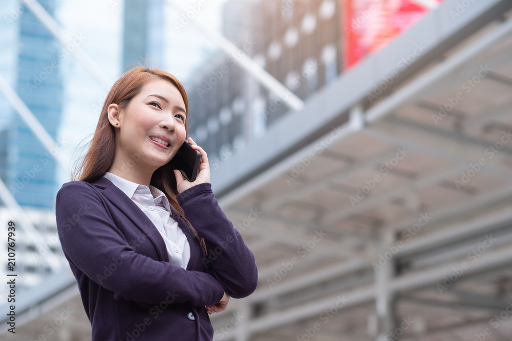 现代城市中年轻美丽的商业女性肖像。商业人士