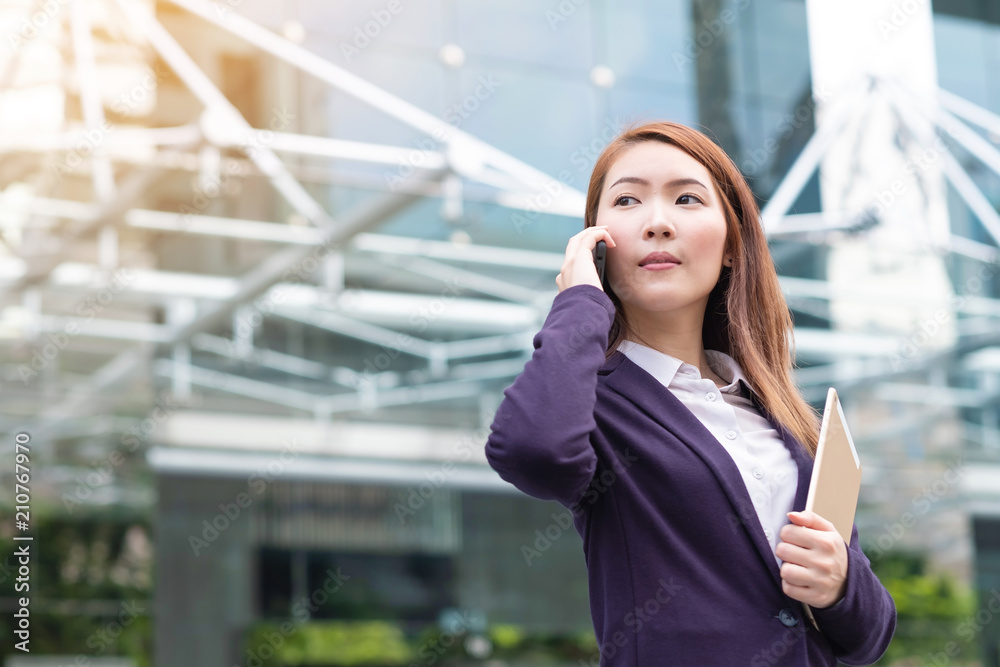 现代城市中年轻美丽的商业女性肖像。商业人士