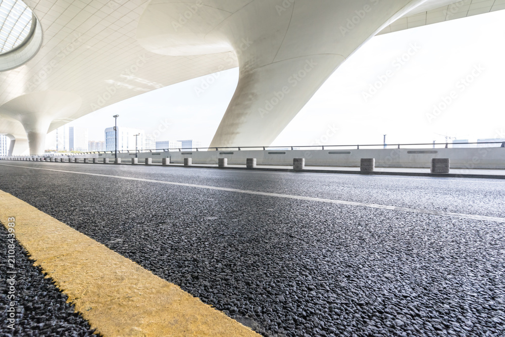 城市天际线空沥青路