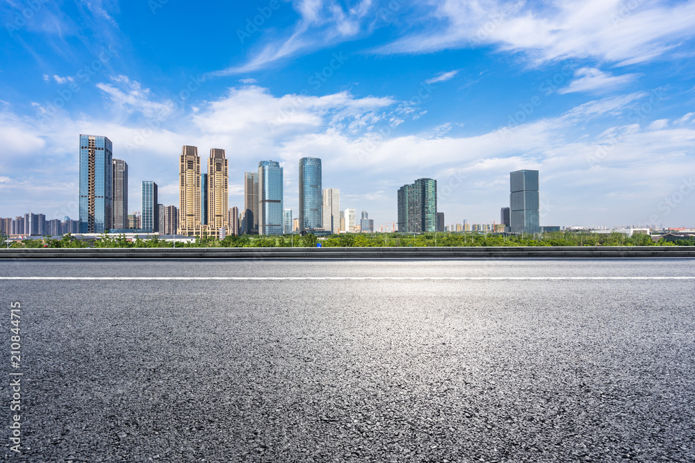 城市天际线的空柏油路