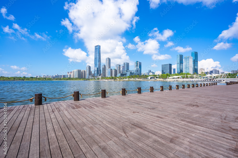 城市天际线全景，空荡荡的广场